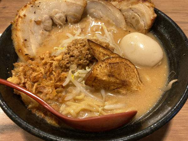 「北海道味噌炙りチャーシュー麺+半熟玉子」@麺場 田所商店 岩槻店の写真