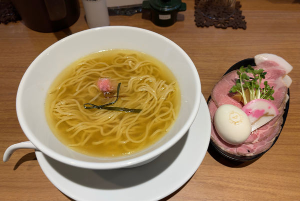 「恋だし清湯 節薫るSoba 正月Ver.+味玉付き」@鶏Soba Toraやの写真
