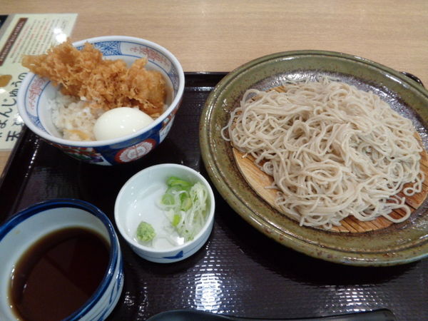 「まかない十割そばセット（とり天半熟たまご丼）770円」@十割そば会 福島西口本店の写真
