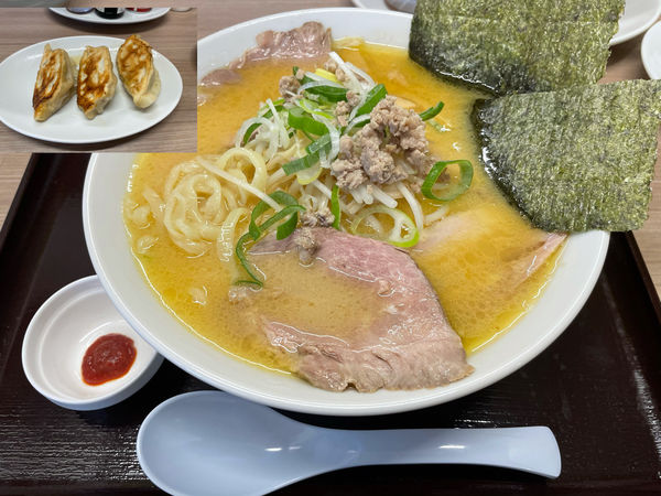 「【期間限定】北海道白味噌らぁめん880円、餃子300円」@龍のひげ 一義の写真