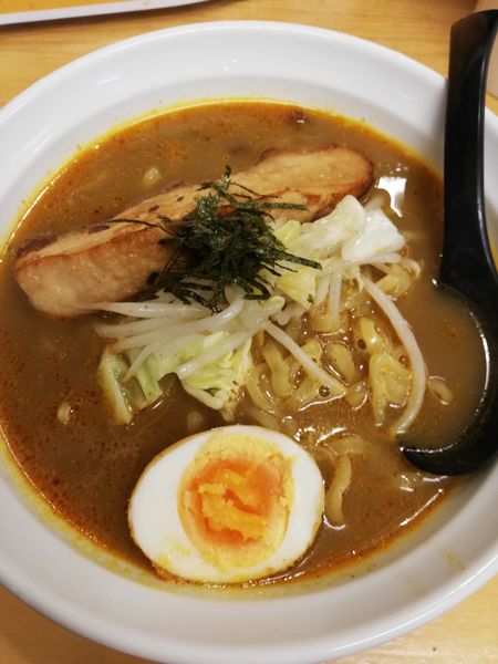 「炙りチャーシューカレーラーメン」@魔女のカレーの写真