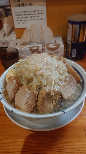 「チャーシュー麺大盛  野菜マシ  ニンニク  油」@連の写真