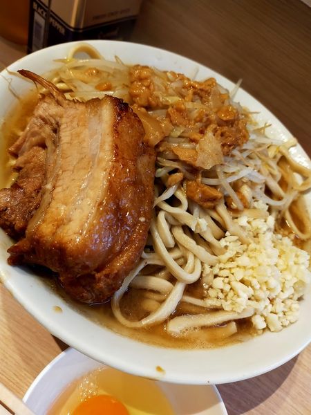 「ラーメン・生卵（600g・麺硬め・脂・にんにく）」@麺屋 味方の写真