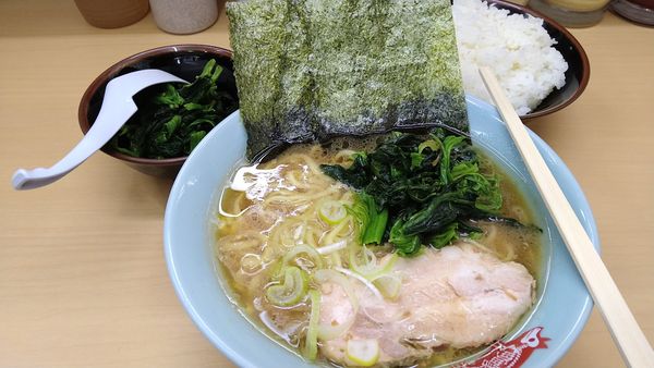 「ラーメン ほうれん草とライス」@横浜ラーメン 町田家 新宿南口店の写真