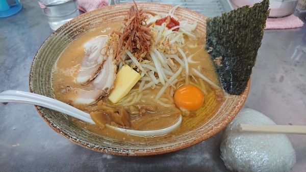 「生ハム原木出汁牛乳味噌カレーラーメン＋辛味噌＋生卵」@覆麺 智の写真