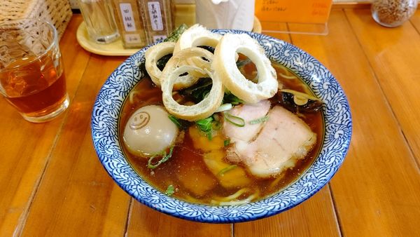 「三ツ星醤油らーめん+味玉+チャーシュー+車麩 1350円」@らーめん森や。の写真