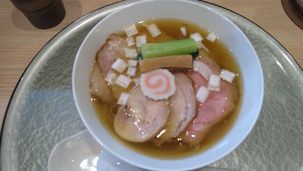 「羅臼昆布と鮭節の中華そば 知床鳥、もろみポーク(３枚)」@中華そば 深緑の写真