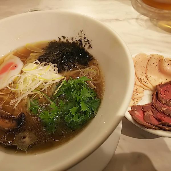 「牛骨醤油らーめん+肉増し 850円」@ラーメンみなとやの写真