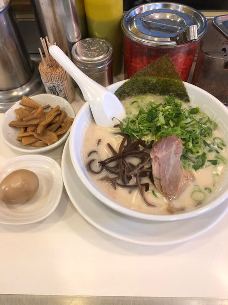 「ねぎラーメン＋メンマ＋味玉＋替え玉×2」@博多天神 新宿東口駅前店の写真