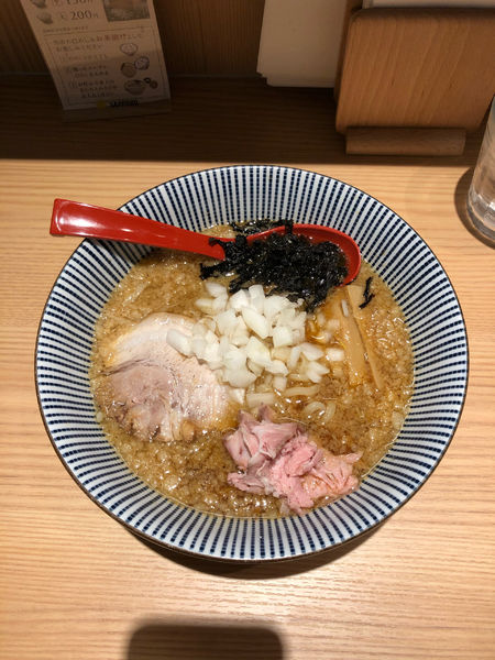 「背脂醤油らー麺」@焼きあご塩らー麺 たかはし アトレ川崎店の写真