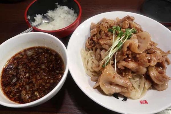 「肉盛りつけ麺並　830円＋無料の肉ちょい増し」@魁 肉盛りつけ麺 六代目けいすけの写真