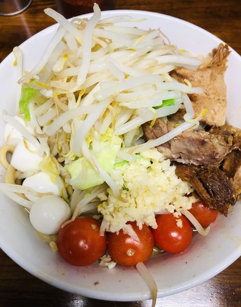 「小ラーメン麺少なめ(豚マシ+うずら+プチトマト)1160円」@劇的ラーメン 雑把®の写真