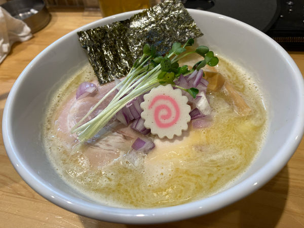 「濃厚極上鶏白湯　塩」@らーめん酒房 しのやの写真