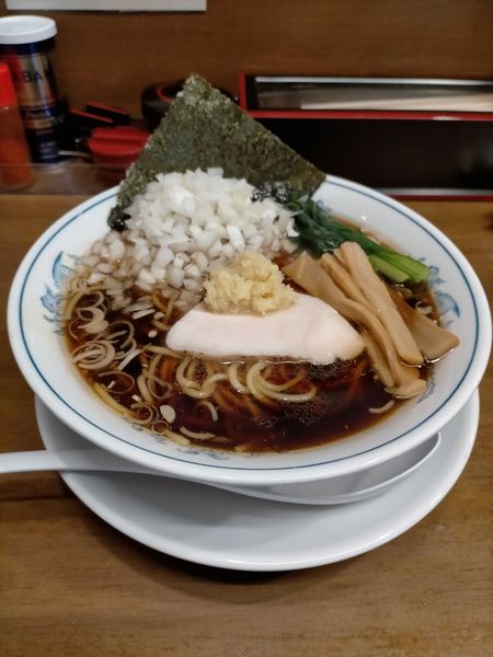 「生姜醤油ラーメン 中太麺 さらし玉ねぎ」@らーめん曳舟の写真