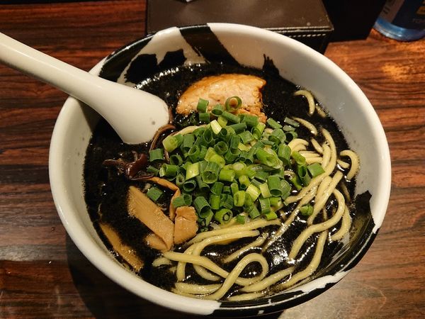 「黒ら～麺９００円」@麺屋武蔵 武骨の写真