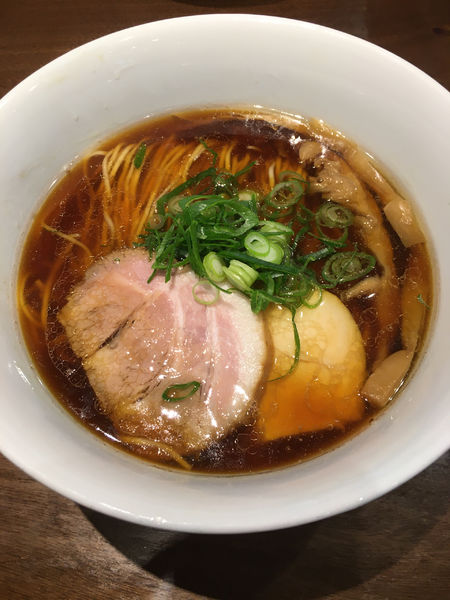 「醤油らーめん　大盛り」@らぁ麺 すぎ本の写真