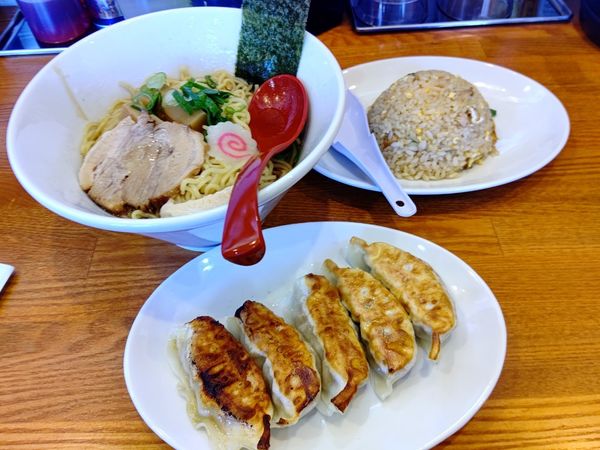 「中華そば(大盛)800円焼きギョーザ418円＋半炒飯198円」@らーめんキッチンこころ 綿貫店の写真