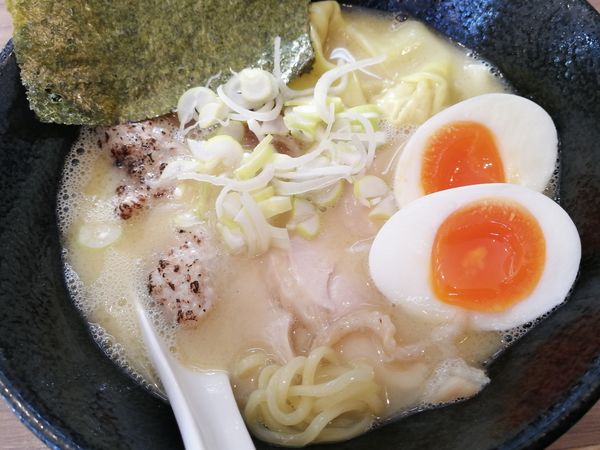 「特白湯鶏そば¥430（クーポン半額）＋手作りワンタン¥150」@鶏そば光潮の写真