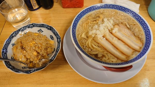 「背脂中華そば + 半炒飯セット 1000円」@新潟発祥なおじ 新橋店の写真