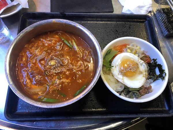 「ユッケジャンラーメン＋ミニビビンバ丼 1,350円」@韓豚屋 銀座三丁目店の写真