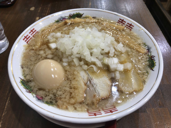 「背脂中華+味玉+タマネギ」@新潟発祥 なおじ 御茶ノ水店の写真