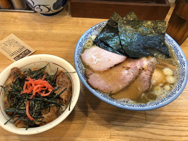 「特製中華そば + 豚ばらナンコツごはん」@中華そば専門 とんちぼの写真