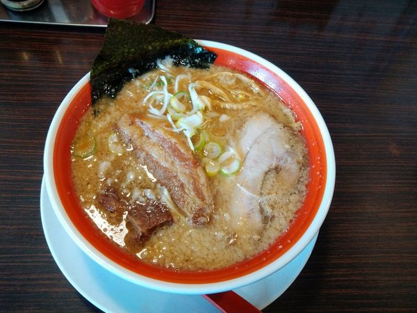 「黒丸角煮ラーメン(980円)」@完熟らーめん 本丸の写真