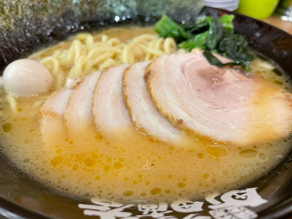 「チャーシュー麺＋小ライス」@町田商店 由比ヶ浜店の写真