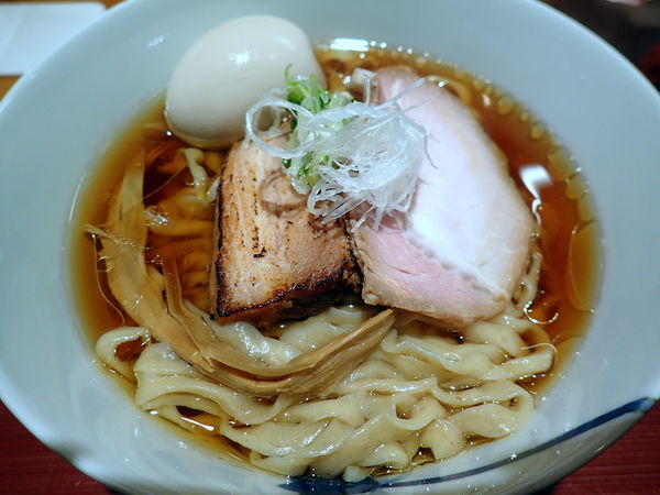 「醤油・中太手もみ麺＋味玉」@麺 みつヰの写真
