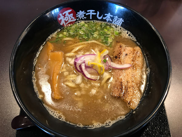 「煮干し豚骨ラーメン   810円」@極煮干し本舗 弘前店の写真