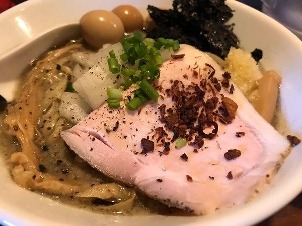 「限定②背脂煮干そば（刻み玉葱、うずら卵）」@中華蕎麦 志の写真