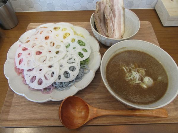 「六色の麺のつけ麺（９００円）＋チャーシュー＋蓮根」@カフェと迷ってラーメン屋の写真