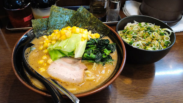「限定/味噌ラーメン+コーン増し+チャーシュー増し+ネギめし」@ラーメン 大山家 昭島店の写真