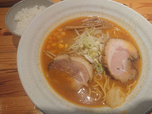 「味噌らーめん830円(ニンニクちょい辛)、ごはん小100円」@旭川らーめん かじべえの写真