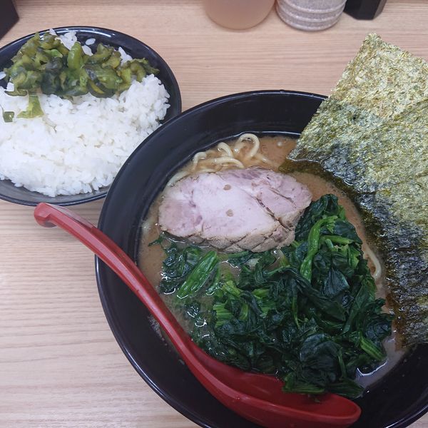 「ほうれん草増しラーメン(並)700円(硬め)、無料ライス」@横浜ラーメン 武蔵家 御茶ノ水店の写真