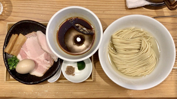 「アサヒスーパードライ→ 醤油つけ麺 ＋ 藻塩＆すだち ＋味玉」@麺屋鈴春の写真