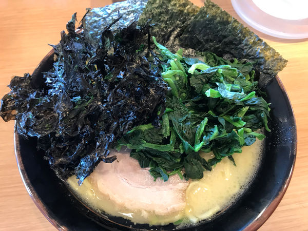 「塩豚骨 岩海苔 ほうれん草 大盛ﾊﾞﾘ固980円」@醤油豚骨ラーメン 八右衛門の写真