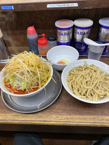 「限定 テカテカ平打ち麺の自家製ラー油ゆずつけ麺」@麺でる 南大沢店の写真