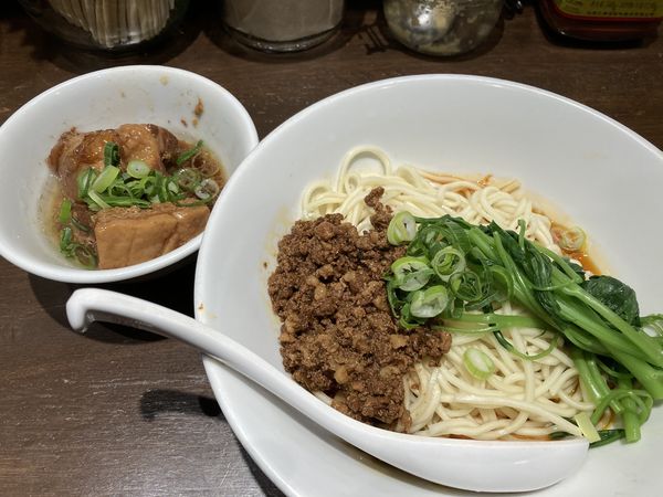 「成都式汁なし担々麺＋パクチー＋角煮」@六坊担担面の写真