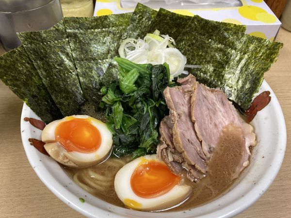 「ラーメン並＋フル装備」@横浜らーめん 武蔵家 池袋店の写真