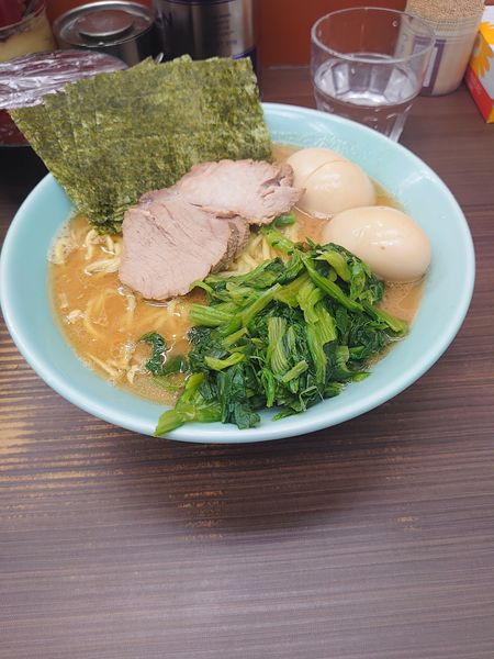 「特製ラ〜メン中、ほうれん草、味玉」@横浜家系らーめん 武蔵家 川口店の写真