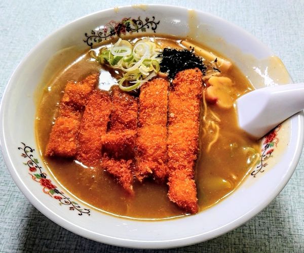 「カツのせカレー中華そば」@お食事処 三勝屋の写真