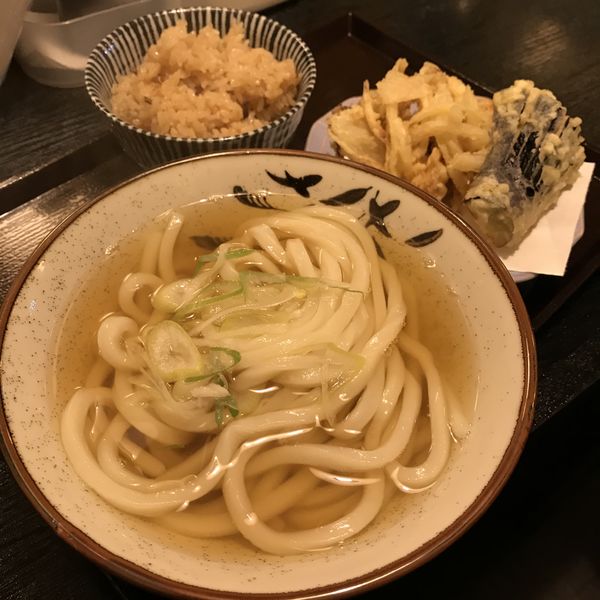 「かけうどん（￥550）＋日替り天ぷら（￥200）」@すだち屋の写真