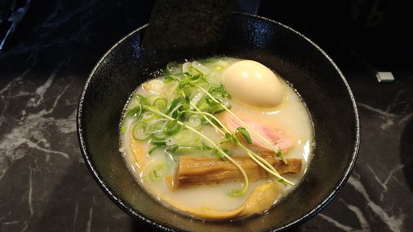 「地鶏塩白湯麺」@麺’s BAR Bacchusの写真