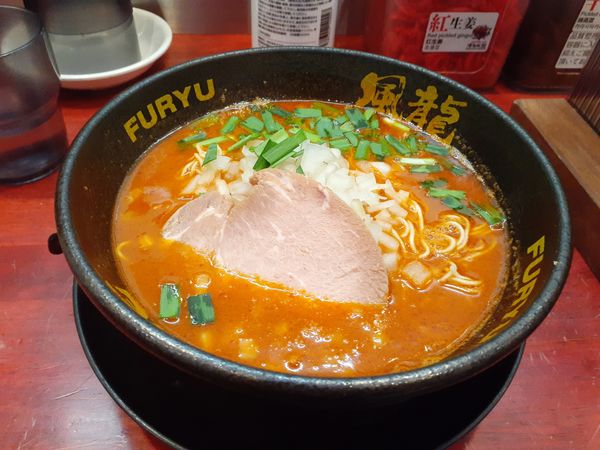 「辛ラーメン、替玉２玉」@とんこつラーメン 博多風龍 渋谷店の写真