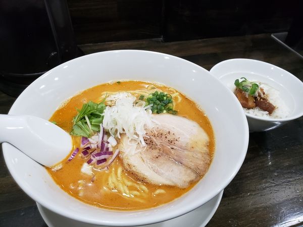 「辛鯛味噌ラーメン(辛さ半分の半分)　ミニチャーシュー丼」@ラーメン晃煇の写真