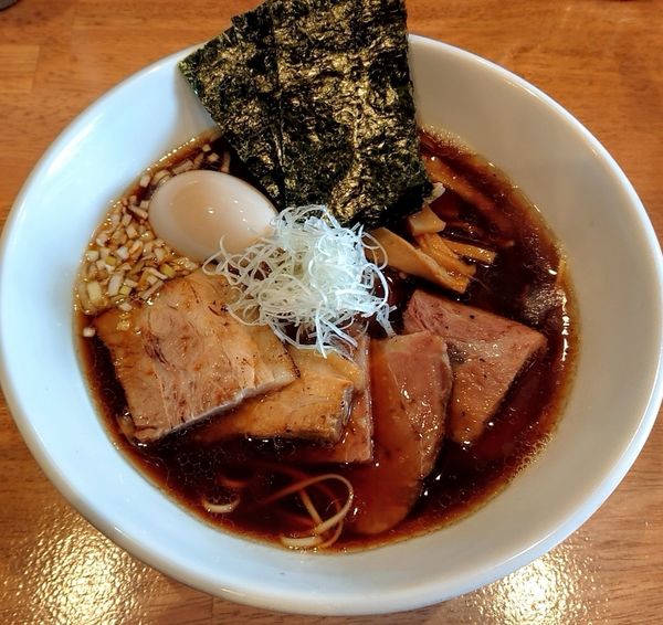 「淡麗醤油らー麺」@麺処 湯咲の写真