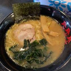 トンコクらーめん 680円　大餃子（2ケ）230円