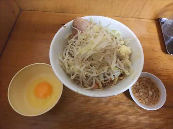 「汁なしミニラーメン(全マシ・生卵)」@ラーメン もみじ屋の写真