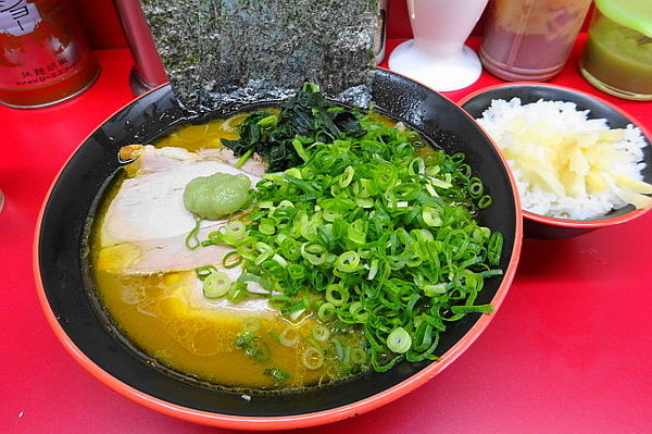 「チャーシュー麺並９００円+青ネギ１００円＋小ライス５０円」@横濱家系ラーメン 勝鬨家の写真